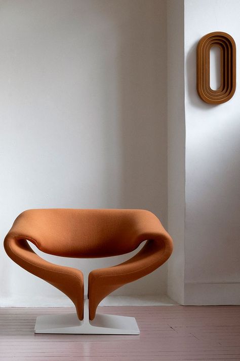 A professional, innovative vision on the well-known ribbon form designed by Pierre Paulin. Ribbon Chair, Bauhaus Chair, Applied Art, Living Room Arrangements, Pierre Paulin, Bauhaus Design, Modern Armchair, Armchair Design, Eclectic Home