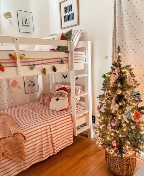 Christmas Bunk Bed, Bunk Bed Christmas Decor, Boys Christmas Bedroom, Christmas Toddler Room Decor, Kids Room Christmas Tree Boy, Christmas Decor Nursery, Christmas Bedding Kids, Christmas Decor For Nursery, Toddler Christmas Bedroom