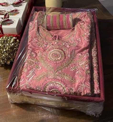 Shoes Packing Ideas For Wedding, Bangle Ceremony Tray, Wedding Wrapping Ideas, Wedding Hamper Ideas, Wedding Thaal, Mehndi Decoration Ideas At Home, Wedding Dala, Mehndi Decoration Ideas, Shadi Decor