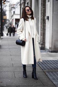 Cream Coat Outfit Winter, White Coat Outfit, Wool Coat Outfit, White Long Jacket, Long White Coat, Off White Coat, White Wool Coat, Winter Outfits 2020, Cylinder Bag