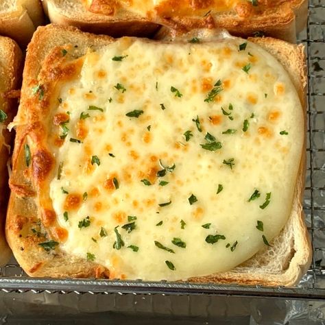 Easy Cheesy Texas Toast Cheesy Toast Recipe, Garlic Bread Toast, Blueberry Baking, Texas Toast Garlic Bread, Vegan Smores, Lemon Vegan, Cheese Toast Recipe, Garlic Bread Pizza, Apple Blueberry