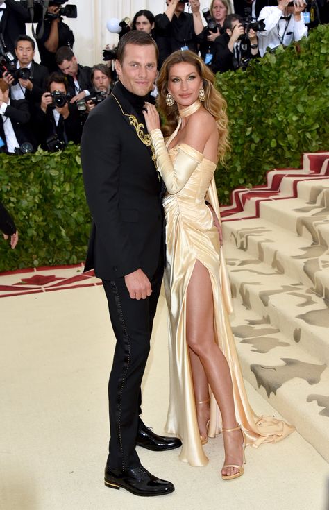 Image Gisele Bundchen Tom Brady, Tom Brady And Gisele Bundchen, Heavenly Bodies Fashion, Met Gala Fashion, Tom Brady And Gisele, Gala Themes, Bridget Moynahan, Met Gala Outfits, Gisele B