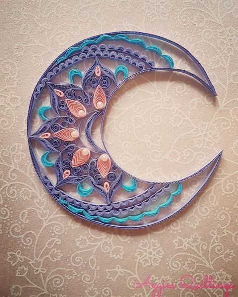 Nánai Ágnes on Instagram: “Quilled halfmoon 🌙❤ #quillingartist #quillingpaper #quilling #quillingart #mandala #halfmoon #paperart” Moon Quilling, Quilled Mandalas, Quilling Mandala, Paper Quilling Jewelry, Art Quilling, Quilling 3d, Quilling Christmas, 3d Quilling, Sacred Geometry Art