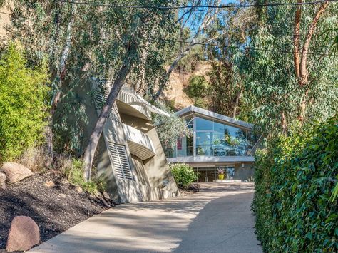 Harry Gesner's 1960 Triangle House Comes With a Little Guesthouse Replica of Itself - New to Market - Curbed LA Triangle Home, Triangle House, Los Angeles Real Estate, Mid Century Architecture, Outdoor Entertaining Area, Modern Love, Mid Century House, Pool Area, Mid Century Modern Design