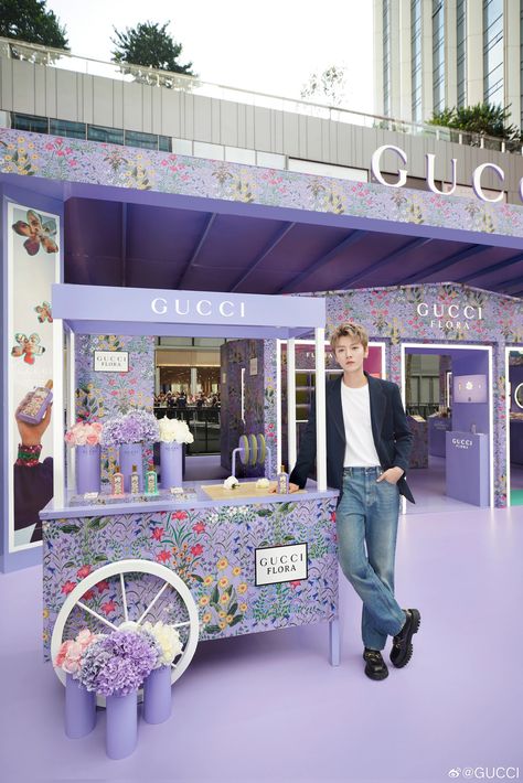 Market Cart, Experiential Marketing Events, Coffee House Design, Marketing Activations, Flora Gucci, Stand Feria, Gucci Beauty, Gucci Flora, Bondi Sands