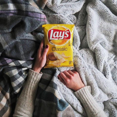 Lay's on Instagram: “Warm & cozy with some Lay’s! ☺️ #Lays #cozy #coldweather #brr #itscold #homesweethome” Crisps Photography, Jadyn Aesthetic, Lays Chips Aesthetic, Lays Aesthetic, Snacks Photoshoot, Nuts Photography, Chips Lays, Lays Chips, Thanksgiving Photos