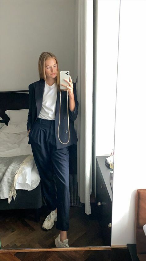 Sanne Vloet Style, Sanne Vloet, Fashion Beauty, Normcore, Pants, How To Wear, Quick Saves, Beauty, Trousers