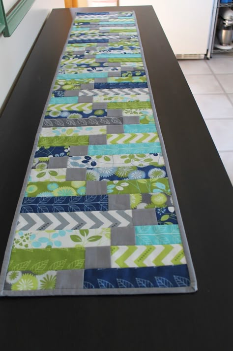 Modern Table Runners Quilted, Contemporary Table Runners, Christmas Table Runner Pattern, Quilted Table Runners Christmas, Modern Table Runners, Table Runner Diy, Patchwork Table Runner, Long Table Runner, Quilted Table Runners Patterns