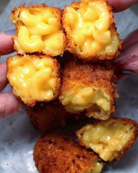 Cheesy Foods, Cheesy Chips, Cheesy Food, Eating Junk Food, Mac And Cheese Bites, Good Looking Food, So Hungry, Im Hungry, Cheese Bites