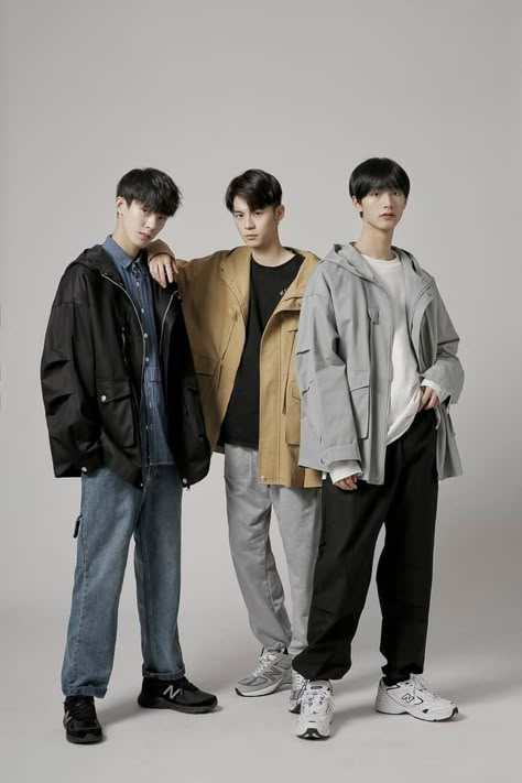 Guy Fashion, Korean Couple Photoshoot, Actors Funny, Group Poses, Male Models Poses, Prom Photos, Korean Couple, Boy Poses, Boys Wear