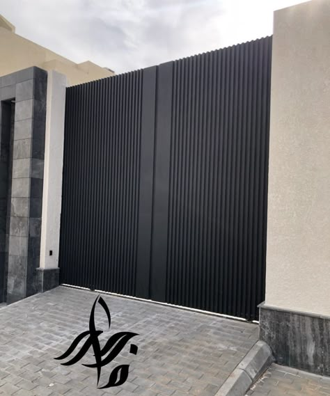 Home Main Gate Design Modern, Parking Door Design Modern, Contemporary Gate Design Modern, Parking Door Design, Modern Fence Design Metal, Modern House Front Gate, Garage Gate Design, Metal Front Gate, Main Gate Design Modern Steel