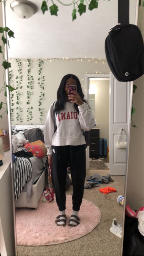 Back To School Outfits With Backpack, Sweatpants Birkenstocks Outfit, Birkenstocks And Sweatpants, Black Leggings And Birkenstocks Outfit, Birkenstock Two Strap Outfit, Arizona Birkenstock Outfit Winter, Burcanstocks Outfit, Birkenstocks With Sweatpants, Birkenstock And Leggings Outfit