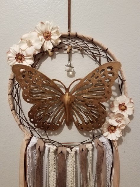 Dream Catcher Step By Step, Butterfly Dream Catcher, Homemade Dream Catchers, Butterfly Dreamcatcher, Crochet Dream Catcher, Diy Dream Catcher, Doily Dream Catchers, Atrapasueños Diy, Making Dream Catchers