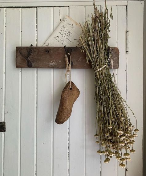 Wooden Peg Rail, Antique Coat Rack, Herb Rack, Vintage Wire Baskets, Peg Rail, Diy Coat Rack, Wood Coat Rack, Peg Rack, Rustic Pots