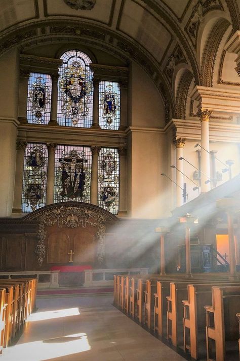 The Historic Beauty of an Old Church in St James's Piccadilly - Beautiful Architecture in London Old Church Interior, England Aesthetic, Beautiful London, Church Of England, London Architecture, Church Interior, Saint James, Church Architecture, Old Church