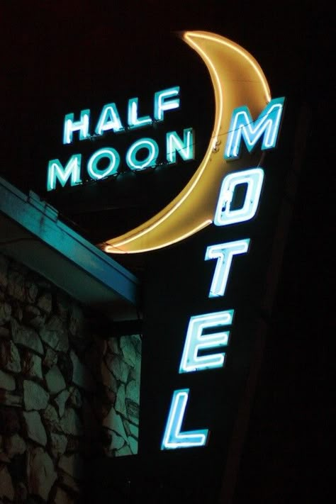 Old Neon Signs, Moon In The Sky, Motel Sign, Motel Signs, Retro Signs, Cool Signs, Vintage Signage, Neon Signage, Neon Moon