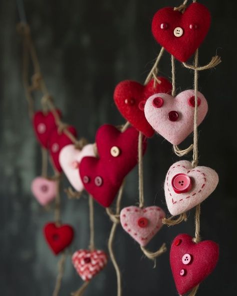 Combine felt hearts and buttons for a charming Valentine's Day garland Heart Template, Felt Sheets, Felt Garland, Diy Garland, Handmade Valentine, Valentine's Day Diy, Felt Hearts, Hot Glue Gun, Sewing A Button