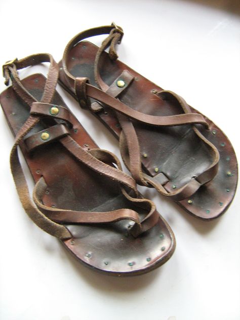 ...'60's vintage hand made hippie sandals (photo by sonia caldwell)... Pith Helmet, Hippie Sandals, Hippie Living, 60s Hippie, Hippie 70s, Notes App, Chloe Brown, Ibiza Style, Hippie Chick