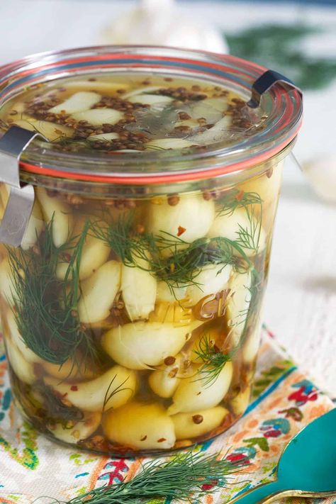 Pickled Garlic - The Suburban Soapbox Spicy Pickled Garlic, Pickles Garlic, Garlic Pickled, Pickled Recipes, Quick Pickle, Easy Pickling Recipes, Preserved Food, Pickle Recipes Homemade, Pickled Vegetables Recipe