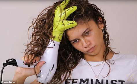 Don't blow it: The former Disney star doesn't blow dry her hair without a diffuser attachment, which she says adds body and evens out the curl patterns Zendaya Curly Hair, Diffuser Attachment, Frizzy Hair Tips, Diy Curls, Zendaya Hair, Curly Head, Goldie Locks, Wavy Hairstyles Tutorial, Haircut Inspo