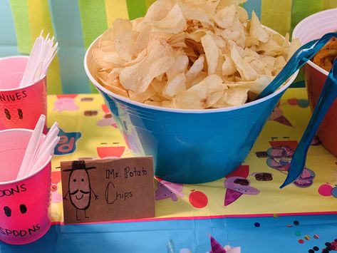 Peppa Pig Food Mr. Potato Chips Peppa Pig Birthday Party Food Ideas, Peppa Pig Snack Ideas, Peppa Party Food, Peppa Pig Birthday Party Food, Peppa Pig Food, Peppa Pig Party Games, Peppa Pig Party Food, Birthday Candy Table, Peppa Pig Birthday Decorations