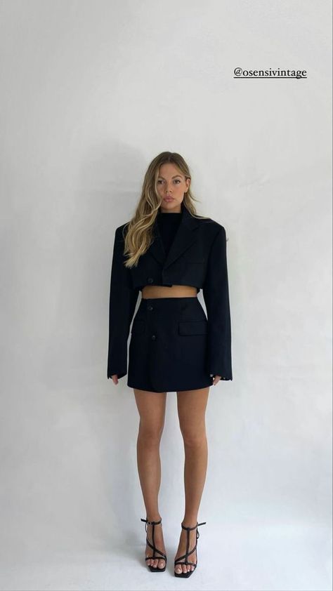 Cropped Blazer Skirt Outfit, Crop Blazer Outfits For Women, Black Cropped Blazer Outfit, Cropped Blazer Outfit Classy, Blazer And Skirt Outfits, Cropped Blazer Outfit, Blazer With Skirt, Outfit Advice, Classy Tips