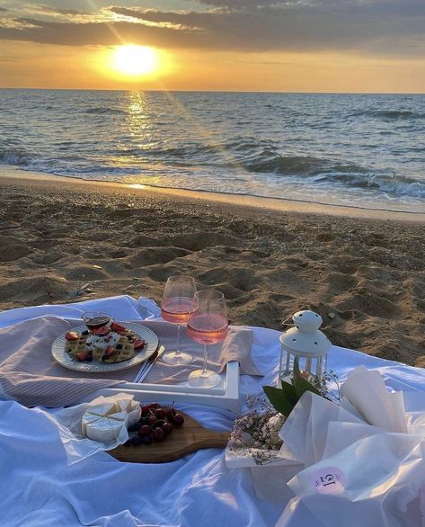 Cute Sunset, Sunset Picnic, Dream Dates, Picnic Inspiration, Cute Date Ideas, Boho Picnic, Picnic Ideas, Relaxing Time, Marrakech Morocco