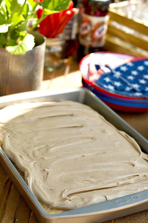 Bake a cake: Root Beer Float Cake with Cream Cheese Frosting #rootbeercake #bakeacake #cake Root Beer Cake Easy, Root Beer Extract Recipes, Root Beer Cake, Root Beer Float Cake, Summer Entertaining Recipes, Bake A Cake, Beer Float, Cake With Cream Cheese Frosting, Root Beer Float