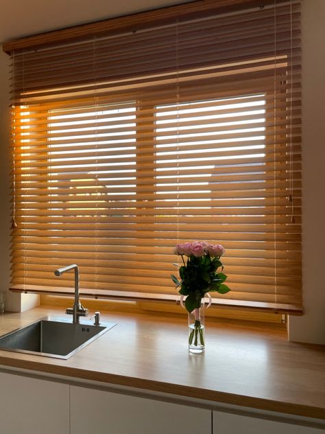 bamboo blinds in the kitchen interior #kitchen #blum #egger #H3730 #naturalhickory Blinds For Kitchen Window Ideas Modern, Blinds For Kitchen Window Ideas, Kitchen Window Ideas Modern, Wooden Blinds Kitchen, Korean Blinds, Bamboo Blinds Kitchen, Kitchen Blinds Ideas, Rattan Blinds, Kitchen Window Blinds