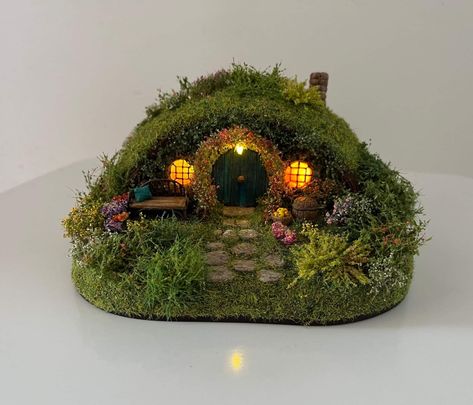 Miniature Hobbit House, Hobbit Diorama, Mini Hobbit House, Shire Aesthetic, Middle Earth Aesthetic, Earth Aesthetic, House Diorama, Hobbit Houses, Decorative Cakes