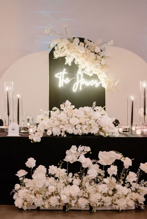 Sweetheart Table Backdrop Diy, Glam Wedding Decorations, Black White Wedding Reception, Black And White Bride And Groom Table, Black And White Wedding Reception Ideas, White And Black Wedding Reception, Future Wedding Plans Black, Bride And Groom Table Black And White, Black And White Head Table Wedding