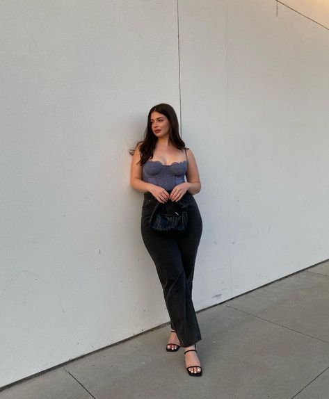 annalise on Instagram: “🤍 . . . . #minimalstyle #streetstyle #springfashion #outfitinspo #fashioninspo #springoutfitideas #aestheticfashion #ootdinspo…” Curvy Street Style, Urban Outfitters Corset, Outfits Gorditas, Corset Outfit, Dressed To Kill, Spring Outfits Women, Casual Chic Outfit, Minimal Fashion, Outfits Casuales