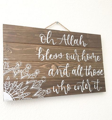 Muslim Prayer Room Ideas, English Prayer, Prayer Room Ideas, Pictures Home Decor, Bless Our Home, Entrance Wall, Penanda Buku, Oh Allah, Islamic Home Decor