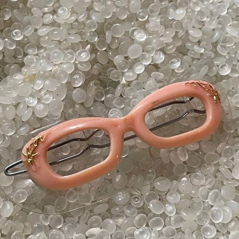 vintage barrette in a nice fun glasses shaped soft pink with gold embossed flowers in the corners. just over 2 inches long treasure from the mid century Hair With Barrette Clips, Fun Hair Clips, Vintage Barrettes, 1950s Hairstyles, Slouch Socks, Hair Clips Diy, Vintage Hair Combs, Mia 3, Jewel Box