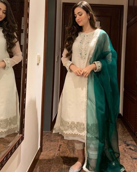 White is the colour of the season, yet this year too! Trust @SanaJaved.Official to rock patriotic colors in style! Our favourite television… Normal Kurti, Gur Sidhu, August Dress, Pakistan Dress, Pakistan Zindabad, Pakistani Fashion Casual, Pakistani Fashion Party Wear, Salwar Kamiz, Simple Pakistani Dresses