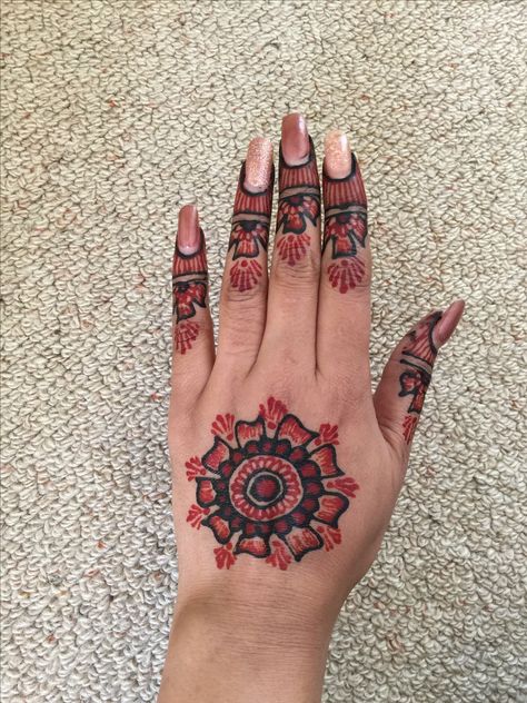 Black and red henna Hand Tattoos Black Women, Hand Tattoos Black, Tattoos Black Women, Henna Black, Red Henna, Tattoo Red, Pretty Henna, Henna Hand, Black Henna