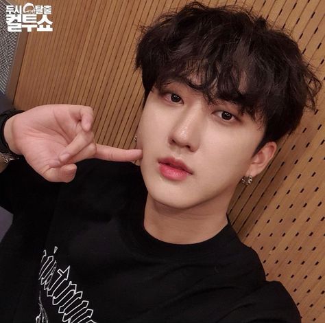 m 🌬️ on Twitter: "spreading the wavy and curly haired changbin agenda, an ongoing thread ❤️ #CHANGBIN #창빈 #StrayKids @Stray_Kids… " Kids Groups, Black Curly Hair, Kids Pictures, Reality Show, Mixtape, Instagram Update, Lee Know, Boy Bands, Curly Hair