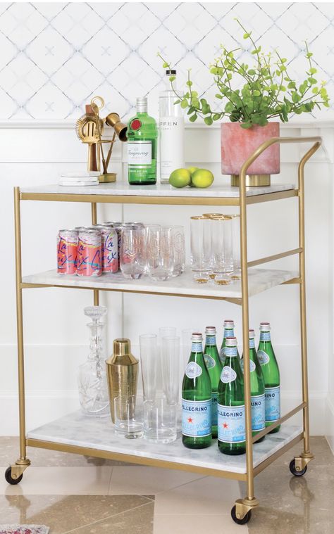 Trolly Design, Room Ideas Table, Bar Cart Decor Ideas, Bar Cart Styling Ideas, Aesthetic Bar Cart, Bar Cart Inspiration, Bar Cart Inspo, Cocktail Trolley, Bar Cart Design