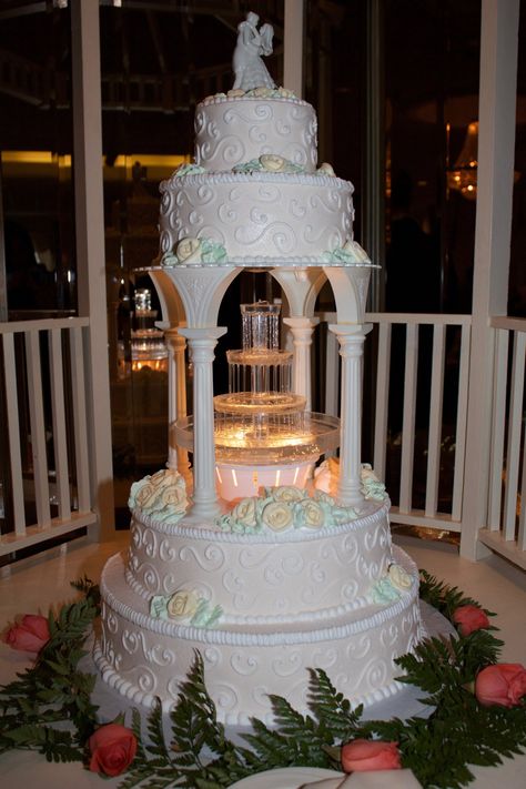 Quince Cake With Fountain, Wedding Cakes With Fountains, Wedding Cake With Water Fountain, Water Fountain Wedding Cake, Elaborate Wedding Cakes, Enchanted Wedding Cake, 80s Wedding Cake, Wedding Cake Fountain, Wedding Cake With Fountain