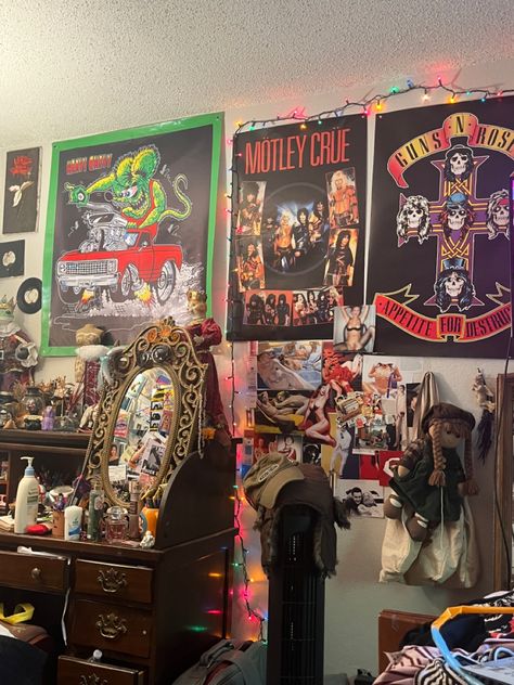 Glam Rock Bedroom, Rock And Roll Bedroom, Rock Room Ideas, Punk Rock Room, Rock N Roll Bedroom, Rock Bedroom, Grunge Bedroom, Rock Room, 80s Room