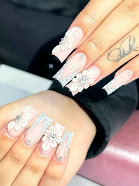 silver glitter  and white freestyle set with 3D acrylic flowers Black Nails With 3d Flowers, 3d Acrylic Flowers, Hawaiian Flower Nails, White Nail Ideas, Matte White Nails, Pink Flower Nails, Subtle Nail Art, Silver Glitter Nails, White Manicure