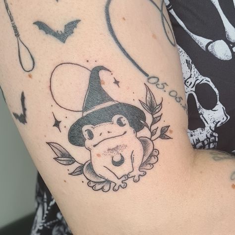 Frog With Witch Hat Tattoo, Couldren Tattoo, Witch Hat Tattoo, Witch Frog, Hat Tattoo, Wiccan Tattoos, Frog Tattoo, Moon Spells, Bat Tattoo