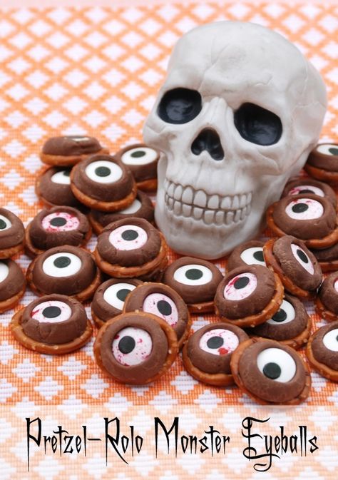 Halloween Pretzel Eyeballs, Eyeball Themed Food, Rolo Treats, Halloween Nibbles, Pretzel Rolo, Halloween Desserts Kids, Spooky Foods, Eyeball Cake Pops, Eyeballs Halloween