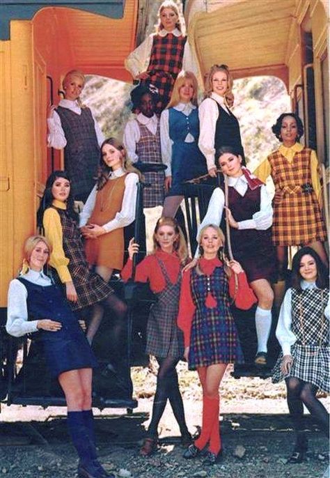 Retro 70s Aesthetic, 60s Outfit, 60s Outfits, Fashion 60s, 60s 70s Fashion, Fashion 70s, 60s And 70s Fashion, 70s Inspired Fashion, Outfits Retro