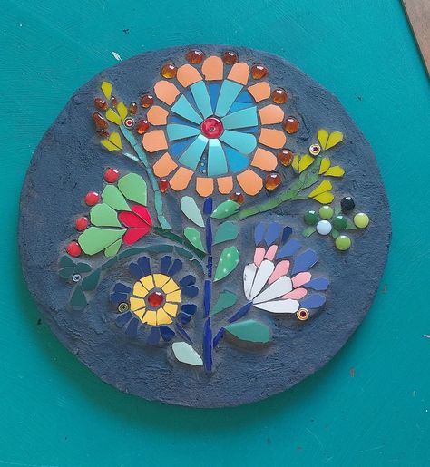 Flowers Mosaic, Osb Wood, Round Wall Art Decor, Grey Grout, Mosaic Rocks, Folk Art Flowers, Mosaic Tile Art, Mosaic Flowers, Round Wall Art