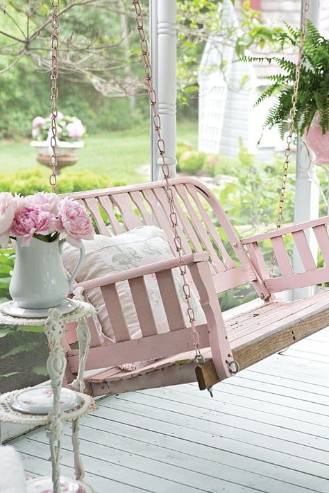 Shabby Chic Garden - The Cottage Journal Portico Shabby Chic, Pink Porch, Shabby Chic Veranda, Camera Shabby Chic, Muebles Shabby Chic, Shabby Chic Porch, Styl Shabby Chic, Decoration Shabby, Shabby Chic Garden