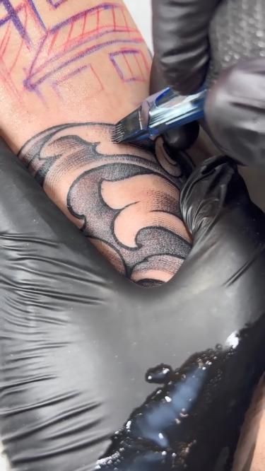 Tattoo Artist Tips, Geometric Tattoo Sleeve Designs, Learn To Tattoo, Hyper Realistic Tattoo, Floral Thigh Tattoos, Becoming A Tattoo Artist, Beginner Tattoos, Tattoo Process, Tattoo Shading