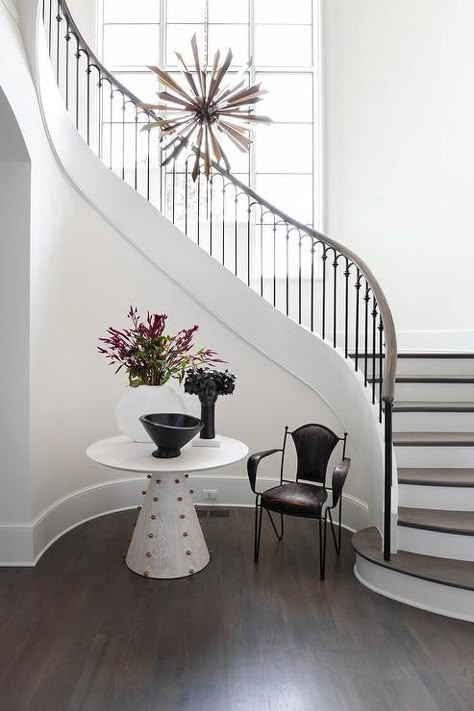 Modern Iron Balusters, Curved Staircase Handrail, Round Stairs Design, Rounded Staircase, Curved Staircase Foyer, Cottage Staircase, Mediterranean Staircase, Wooden Staircase Design, درابزين السلم