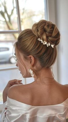 Bridal Hairstyles High Bun, Easy High Ponytail, Hair Up Bun, Engagement Hairstyle, Bridal Chignon, High Ponytail Tutorial, When To Give Up, Bridesmaid Hair Inspo, Bridal Hairstylist