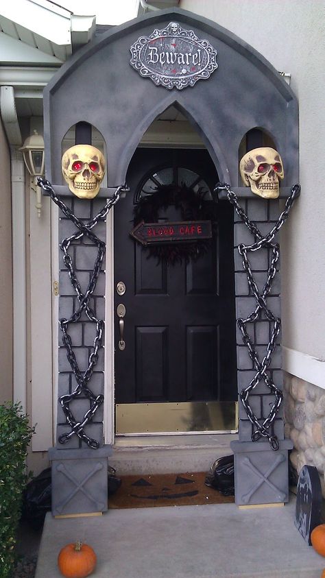 DIY Halloween Arch- made mostly out of styrofoam and only a little wood. Looks very easy to me and I don't know my way around tools at all, only crafting 'tools'. ;)) Front Yard Halloween Decorations, Creative Halloween Decorations, Halloween Front Door Decorations, Spooky Diy, Haunted House Diy, Spooky Ideas, Dekorasi Halloween, Halloween Diy Outdoor, Photo Halloween